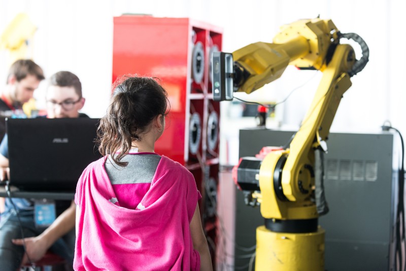 Le robot photographe en pleine action au Festival Robotique de Cachan 2016